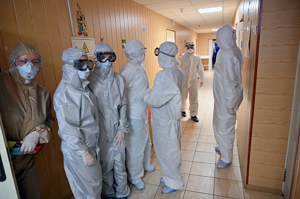 -Illustration- Des travailleurs médicaux portant un équipement de protection attendent de commencer leur quart de travail. L’Ukraine a enregistré depuis vendredi dernier 3.659 nouveaux cas de coronavirus. Photo de SERGEI SUPINSKY / AFP via Getty Images.