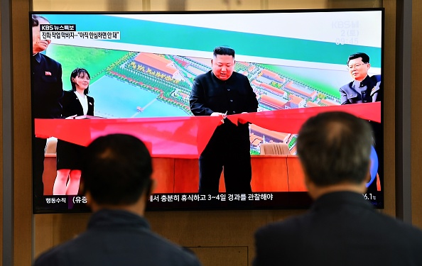 -La Corée du Nord Kim Jong Un a fait sa première apparition publique en près de trois semaines, le 2 mai. Photo de Jung Yeon-je / AFP via Getty Images.