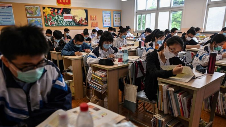Des étudiants portant des masques faciaux dans leur classe lors d'une visite des médias organisée par le gouvernement au lycée de Shanghai après sa réouverture à Shanghai, en Chine, le 7 mai 2020. (HECTOR RETAMAL/AFP via Getty Images)