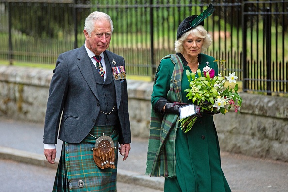 -Le prince britannique Charles, prince de Galles et la britannique Camilla, la duchesse de Cornouailles arrivent pour prendre part à 2 minutes de silence pour marquer le 75e anniversaire du jour de la fin de la Seconde Guerre mondiale. Le 8 mai 2020. Photo par Amy Muir / POOL / AFP via Getty Images.