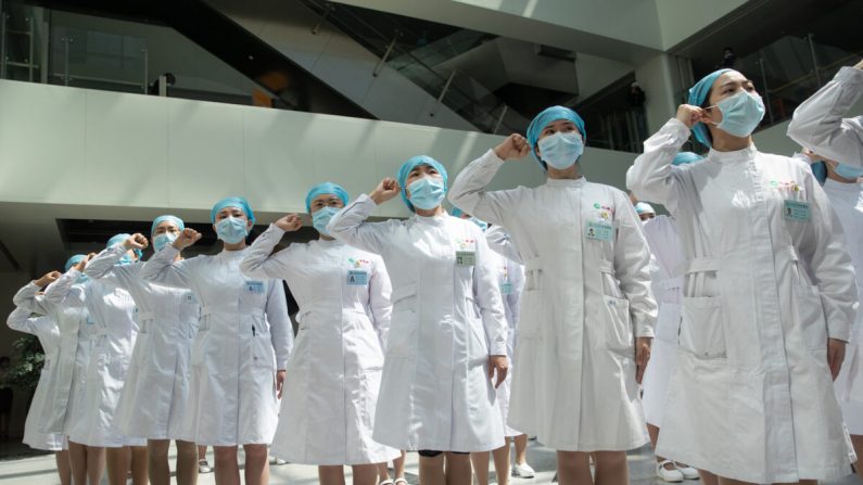 Les infirmières de l'hôpital de Tongji suivent l'ordre de réciter un serment à Wuhan, en Chine, le 12 mai 2020. (STR/AFP via Getty Images)