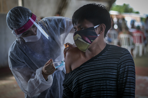 -Illustration- Une infirmière applique une injection pour traiter le coronavirus. Photo par Andre Coelho / Getty Images.