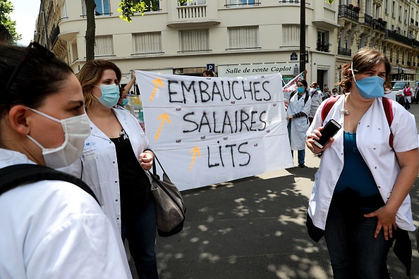 Manifestation des personnels soignants aux côtés du ministère de la Santé le 25 mai 2020 à Paris. (Photo : LUDOVIC MARIN/AFP via Getty Images)