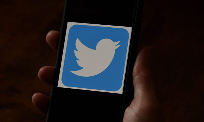 Un logo Twitter est affiché sur un téléphone portable à Arlington, en Virginie, le 27 mai 2020. (Olivier Douliery/AFP via Getty Images)