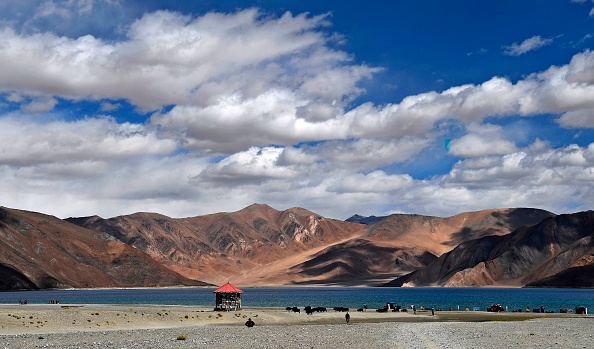 -Le lac Pangong dans le district de Leh du territoire de l'Union du Ladakh, à la frontière de l'Inde et de la Chine. Le président américain Donald Trump a proposé le 27 mai 2020 de servir d'intermédiaire dans ce qu'il a appelé une confrontation frontalière "déchaînée" entre l'Inde et la Chine dans l'Himalaya. Photo par Prakash SINGH / AFP via Getty Images.