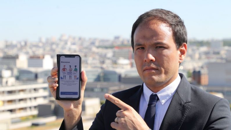 Le secrétaire d’État au numérique Cédric O montrant l'application StopCovid (LUDOVIC MARIN/AFP via Getty Images)