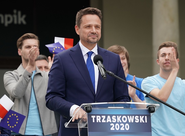 Candidat à l'élection présidentielle de Pologne pour la Coalition civique de l'opposition, le maire de Varsovie Rafal Trzaskowski assiste à une réunion avec des citoyens de Poznan le 30 mai 2020 à Poznan, en Pologne. (Photo : JANEK SKARZYNSKI/AFP via Getty Images)