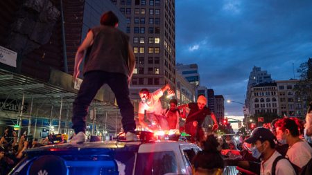 Des manifestants inculpés pour avoir attaqué des voitures de police à New York