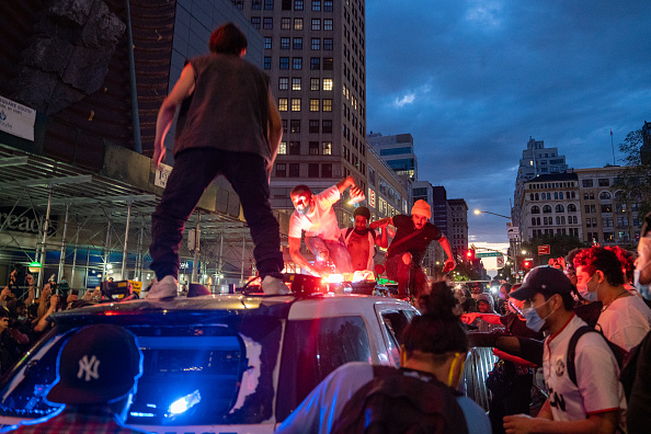 -Des manifestants vandalisent une voiture de police le 30 mai 2020 à New York. Photo de David Dee Delgado / Getty Images.