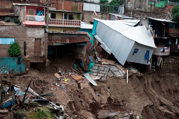 Vue des maisons dévastées par le débordement d'un ruisseau suite aux pluies torrentielles provoquées par le passage de la tempête tropicale Amanda à San Salvador le 31 mai 2020. (Photo : YURI CORTEZ/AFP via Getty Images)