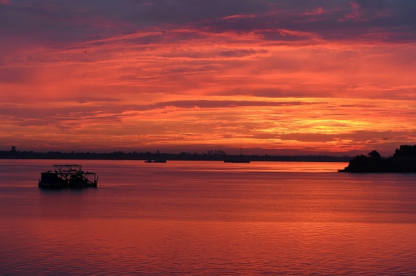 Le lever du soleil est photographié sur le Mékong à la périphérie de Phnom Penh le 1er juin 2020. Photo de TANG CHHIN SOTHY / AFP via Getty Images.