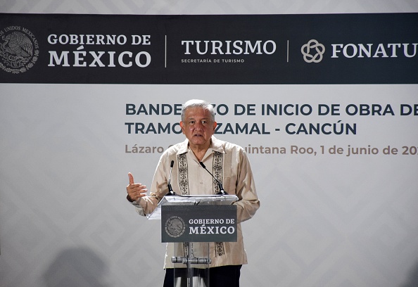 Le président mexicain Andres Manuel Lopez Obrador prend la parole lors de la pose de la première pierre du train touristique "Tren Maya", à El Ideal, État de Quintana Roo, Mexique, le 1er juin 2020. (Photo : ELIZABETH RUIZ/AFP via Getty Images)