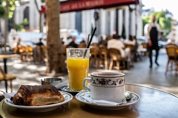 -Le 2 juin 2020 montre un petit-déjeuner sur la terrasse d'un café à Paris, alors que les cafés et restaurants rouvrent en France. Photo par Martin BUREAU / AFP via Getty Images.