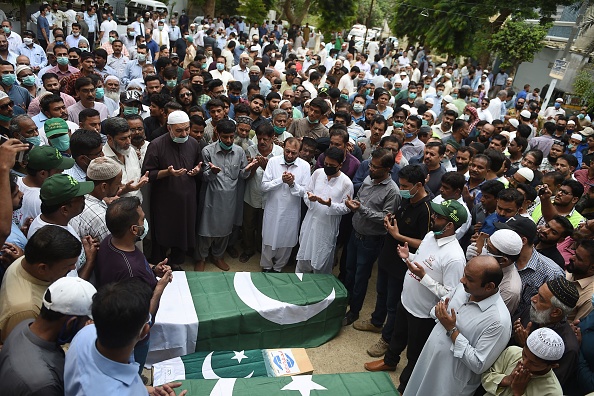 -Des personnes en deuil prient pour les victimes de l'accident d'avion de Pakistan International Airlines (PIA) lors de leurs funérailles à Karachi le 2 juin 2020. Photo de RIZWAN TABASSUM / AFP via Getty Images.