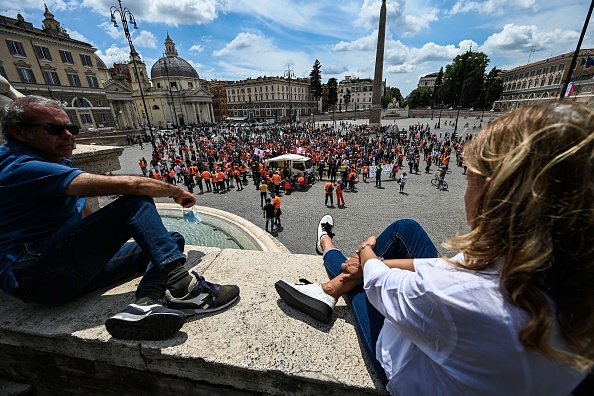 -Des gens se rassemblent sur la Place del Popolo à Rome le 2 juin 2020 pour un mouvement de protestation des « gilets oranges » contre le gouvernement, alors que le pays assouplit son verrouillage. Photo de Vincenzo PINTO / AFP via Getty Images.