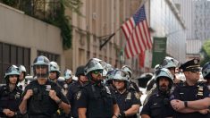 Des policiers de New York suspendus après avoir poussé un manifestant de 75 ans au sol