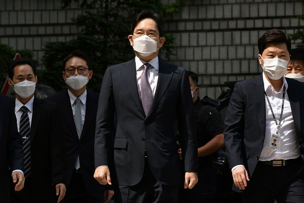 L'héritier de Samsung Lee Jae-yong (au entre), vice-président de Samsung Electronics, arrive au tribunal pour une audition afin d'examiner la délivrance de son mandat d'arrêt suite à une fusion controversée de deux unités Samsung, au tribunal central de Séoul à Séoul le 8 juin , 2020. (Photo : JUNG YEON-JE/AFP via Getty Images)