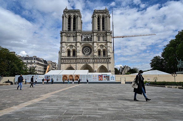 -La façade de la cathédrale Notre-Dame le premier jour des opérations de démontage de l'échafaudage à Paris le 8 juin 2020. Photo par BERTRAND GUAY / AFP via Getty Images.