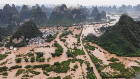 Des pluies torrentielles s’abattent alors que les inondations submergent les régions de Chine