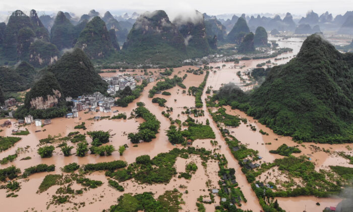 Les rues et les bâtiments submergés à la suite de fortes pluies ont provoqué des inondations à Yangshuo, dans la région du Guangxi, au sud de la Chine, le 7 juin 2020. (STR/AFP via Getty Images)