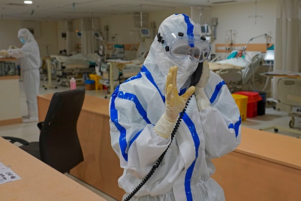 -Le 9 juin 2020 un travailleur médical porte un équipement de protection individuelle à l'intérieur de l'unité de soins intensifs Hospital de New Delhi. Photo par ATISH PATEL / AFP via Getty Images.