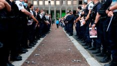 Seine-Saint-Denis : 200 policiers jettent leurs menottes à terre à Bobigny pour exprimer leur colère