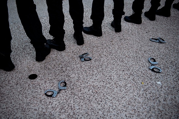 Des policiers de Marseille ont déposé leurs menottes par terre le 11 juin. (CLEMENT MAHOUDEAU/AFP via Getty Images)