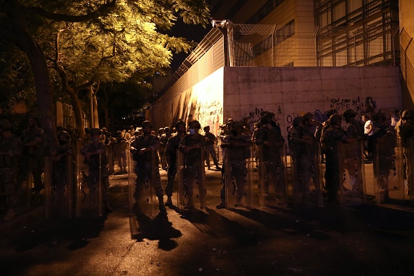 -Les forces de sécurité libanaises tenant leurs boucliers se rassemblent lors d'une manifestation contre les conditions économiques désastreuses dans le quartier du centre-ville de Beyrouth, le 11 juin 2020. Photo par ANWAR AMRO / AFP via Getty Images.