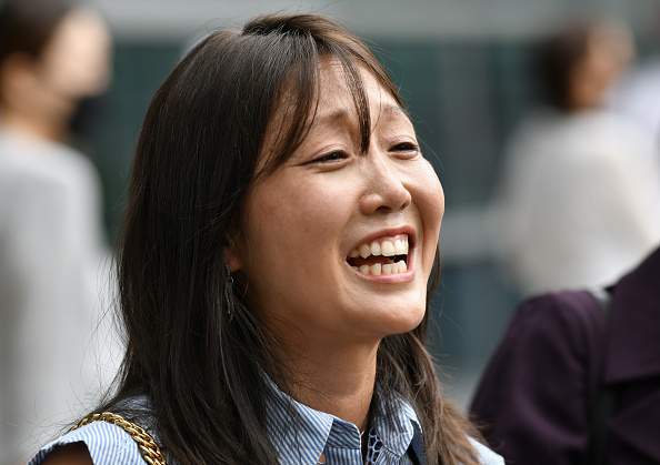 -L'adoptée coréenne Kara Bos, dont le nom coréen est Kang Mee Sook, s'adresse aux médias après une décision de son procès en paternité devant le tribunal de la famille de Séoul à Séoul le 12 juin 2020. -Photo de Jung Yeon-je / AFP via Getty Images.