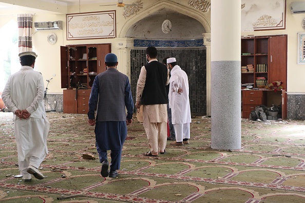 -Des résidents inspectent l'intérieur de la mosquée Sher Shah Suri à la suite d'un attentat à la bombe lors des prières du vendredi à Kaboul le 12 juin 2020. Photo par STR / AFP via Getty Images.