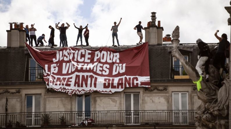 Manifestation contre le racisme et les brutalités policières, place de la République à Paris, le 13 juin 2020. (Photo: ANNE-CHRISTINE POUJOULAT/AFP via Getty Images)