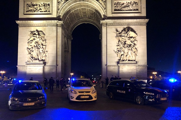 La police se rassemble devant l'Arc de Triomphe à Paris le 13 juin 2020 pour protester contre les dernières annonces du ministre de l'Intérieur. (Photo : PHILIPPE DUPEYRAT/AFP via Getty Images)