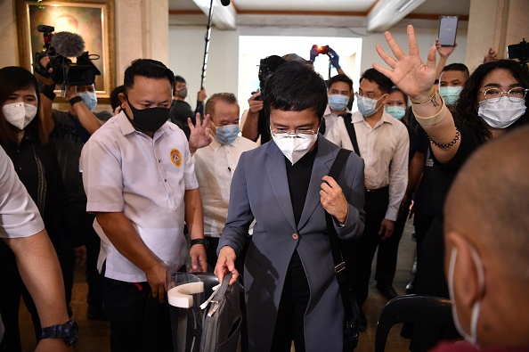 -La journaliste philippine Maria Ressa arrive pour une conférence de presse après avoir assisté à la promulgation du verdict du tribunal à Manille le 15 juin 2020. Photo de Ted ALJIBE / AFP via Getty Images.