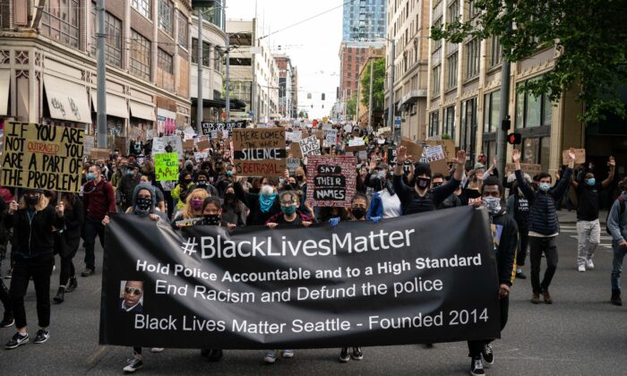 Des manifestants de Black Lives Matter défilent dans une rue de Seattle, États-Unis, le 14 juin 2020. (David Ryder/Getty Images)