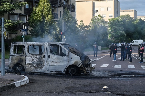 Après trois nuits successives de violences, dans la soirée du 15 juin, quelque 150 personnes, certaines armées, se sont  rassemblées à Dijon, mettant le feu à des poubelles et à une voiture. (Photo : PHILIPPE DESMAZES/AFP via Getty Images)