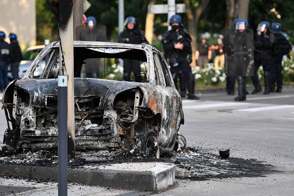 Voiture incendiée dans le quartier des Gresilles à Dijon, dans l'est de la France, le 15 juin 2020. (Photo : PHILIPPE DESMAZES/AFP via Getty Images)