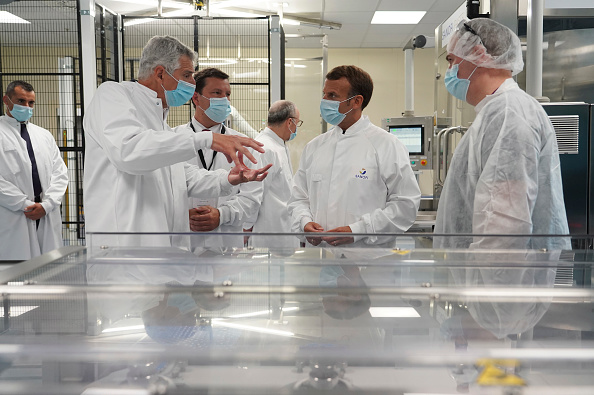 Le Président Emmanuel Macron visite le laboratoire de développement de l'unité de production de vaccins du géant pharmaceutique Sanofi Pasteur à Marcy-l'Étoile, près de Lyon, le 16 juin 2020. (Photo : LAURENT CIPRIANI/POOL/AFP via Getty Images)