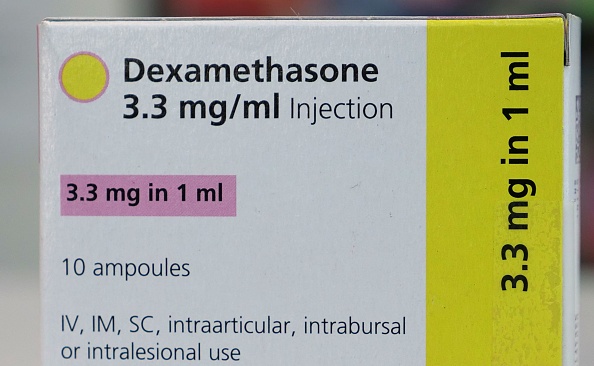 -Une boîte d'ampoules d'injection de dexaméthasone dans un magasin de chimistes à Londres le 16 juin 2020. Photo par Arman SOLDIN / AFP via Getty Images.