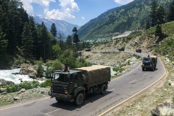 Des convois de l'armée indienne se dirigent vers Leh, à la frontière chinoise, à Gagangir, en Inde, le 17 juin 2020. (TAUSEEF MUSTAFA/AFP via Getty Images)