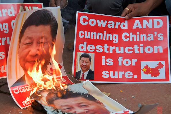 -Des membres du Congrès des jeunes du Karnataka brûlent des affiches du président chinois Xi Jinping lors d'une manifestation contre le président chinois Xi Jinping à Bangalore le 17 juin 2020. Vingt soldats indiens ont été tués lors de combats. Photo de MANJUNATH KIRAN / AFP via Getty Images.
