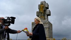 Île de Sein: la gerbe de Marine Le Pen retirée, piétinée et jetée à la poubelle par des habitants