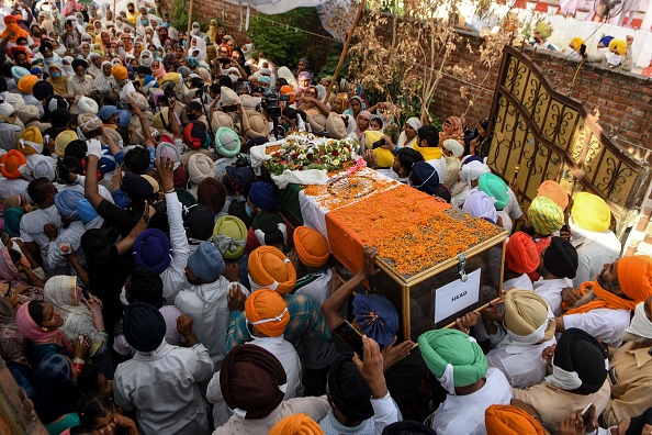 -Des membres de la famille et des villageois portent le cercueil du soldat Satnam Singh qui a été tué lors d'un récent affrontement avec les forces chinoises, lors de la cérémonie de crémation le 18 juin 2020. Photo de NARINDER NANU / AFP via Getty Images.