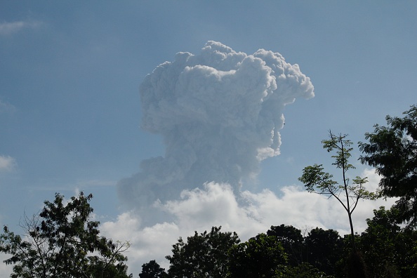 Sleman, Yogyakarta le 21 juin 2020, des nuages de cendres s'élèvent du mont Merapi lors d'une éruption. Photo de RANTO KRESEK / AFP via Getty Images.