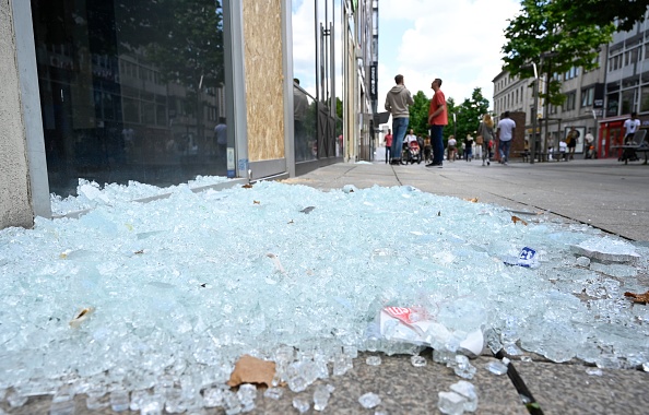 Pillages de magasins et échauffourées entre plusieurs centaines de jeunes et la police à Stuttgart, au sud de l'Allemagne le 21 juin 2020. (THOMAS KIENZLE/AFP via Getty Images)