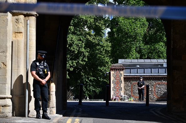 -Des policiers se tiennent de service près de l'entrée du parc Forbury Gardens à Reading, le 22 juin 2020. Photo de Ben STANSALL / AFP via Getty Images.