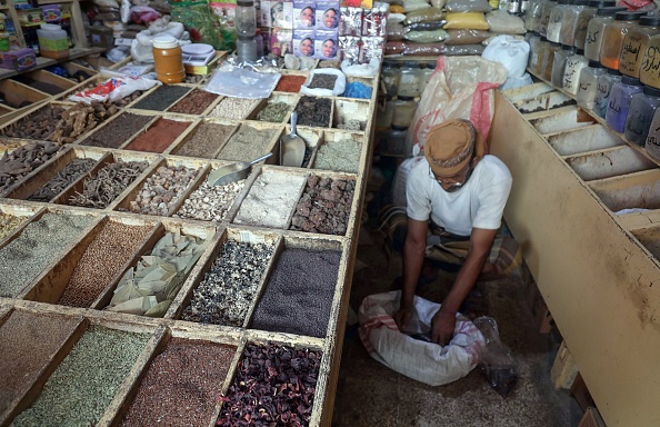 -Un vendeur yéménite travaille dans son magasin vendant des plantes médicinales et des épices sur un marché de la troisième ville de Taez au Yémen, le 15 juin 2020. Photo par AHMAD AL-BASHA / AFP via Getty Images.