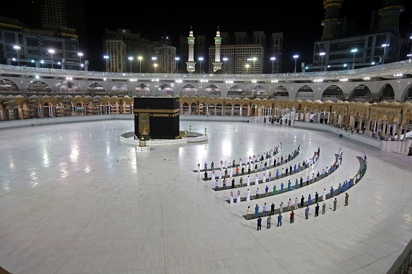 -Le 23 juin 2020 quelques fidèles exécutent la prière d'al-Fajr à la Kaaba, le sanctuaire le plus saint de l'Islam, au complexe de la Grande Mosquée de la ville sainte de La Mecque en Arabie saoudite. Photo par STR / AFP via Getty Images.