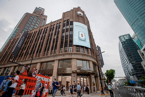 -Un magasin de Huawei avant son ouverture à Shanghai. - Le géant chinois des télécommunications Huawei a ouvert les portes de son deuxième magasin phare mondial dans le cœur commercial de Shanghai le 24 juin 2020. Photo par STR / AFP via Getty Images.