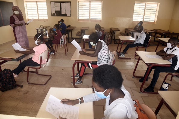 -Des élèves avec des masques faciaux en classe à Dakar le 25 juin 2020, le jour de l'ouverture des cours pour les élèves de la classe d'examen au Sénégal. - Photo de Seyllou / AFP via Getty Images.