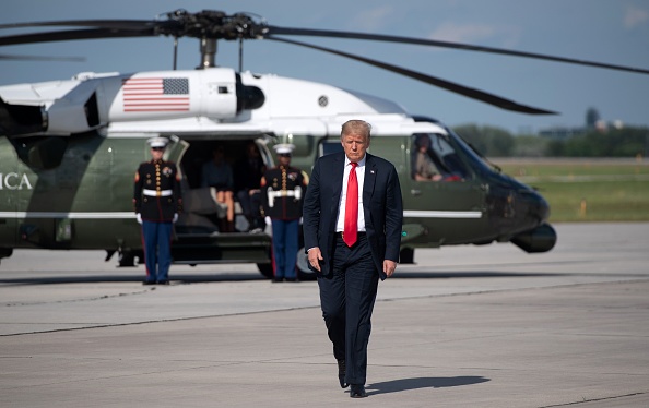 -Le président américain Donald Trump se rend à bord d'Air Force One avant le départ de l'aéroport international Austin Straubel de Green Bay, Wisconsin, le 25 juin 2020.  Photo de SAUL LOEB / AFP via Getty Images.